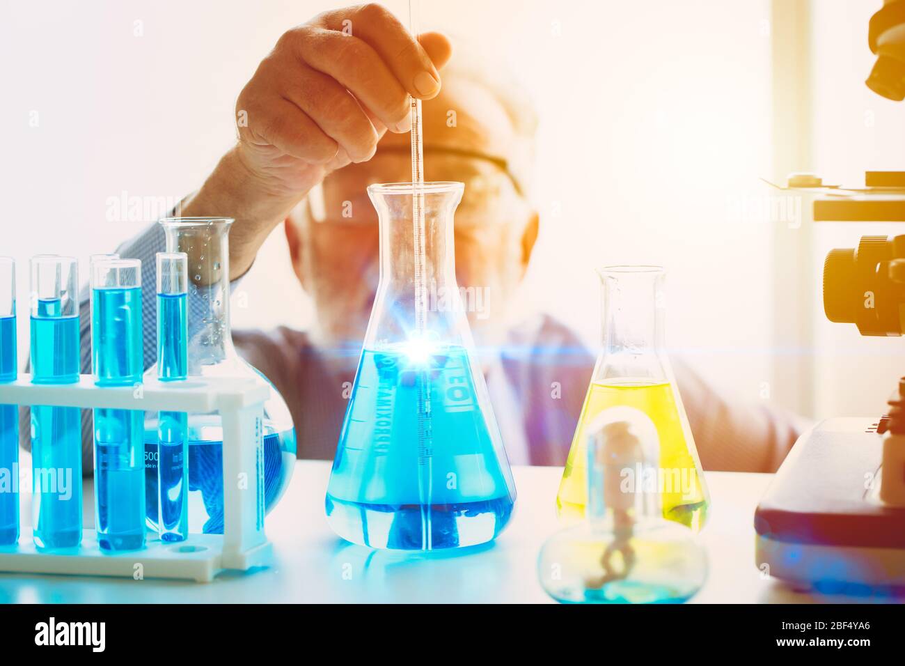 Scientifique regardant se concentrer sur la nouvelle formule de vaccin chimique réussi à découvrir la recherche scientifique anti virus de drogue travaillant dans le concept de laboratoire Banque D'Images