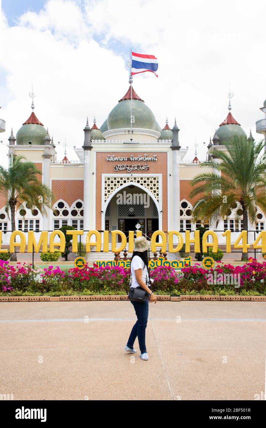 PATTANI, THAÏLANDE - 16 août : les voyageurs les femmes thaïlandaises voyagent visite et posent portrait pour prendre photo à la Mosquée centrale ou Masjid klang de Pattani au sou Banque D'Images