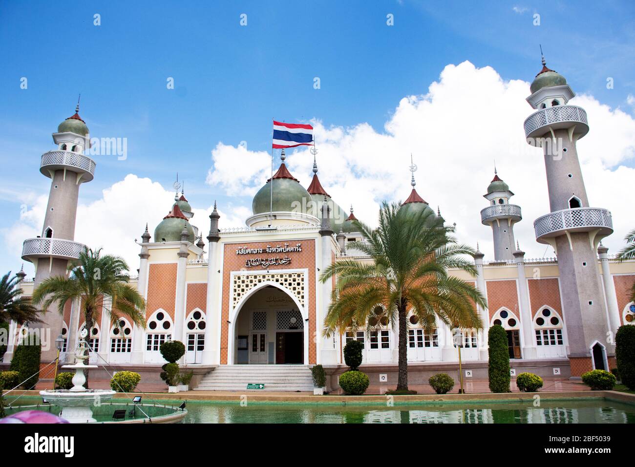 PATTANI, THAÏLANDE - 16 août : les thaïlandais et les voyageurs étrangers voyagent visiter et respecter la prière à la Mosquée centrale ou Masjid klang de Pattani au sou Banque D'Images