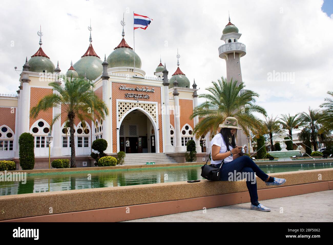 PATTANI, THAÏLANDE - 16 août : les voyageurs les femmes thaïlandaises voyagent visite et posent portrait pour prendre photo à la Mosquée centrale ou Masjid klang de Pattani au sou Banque D'Images