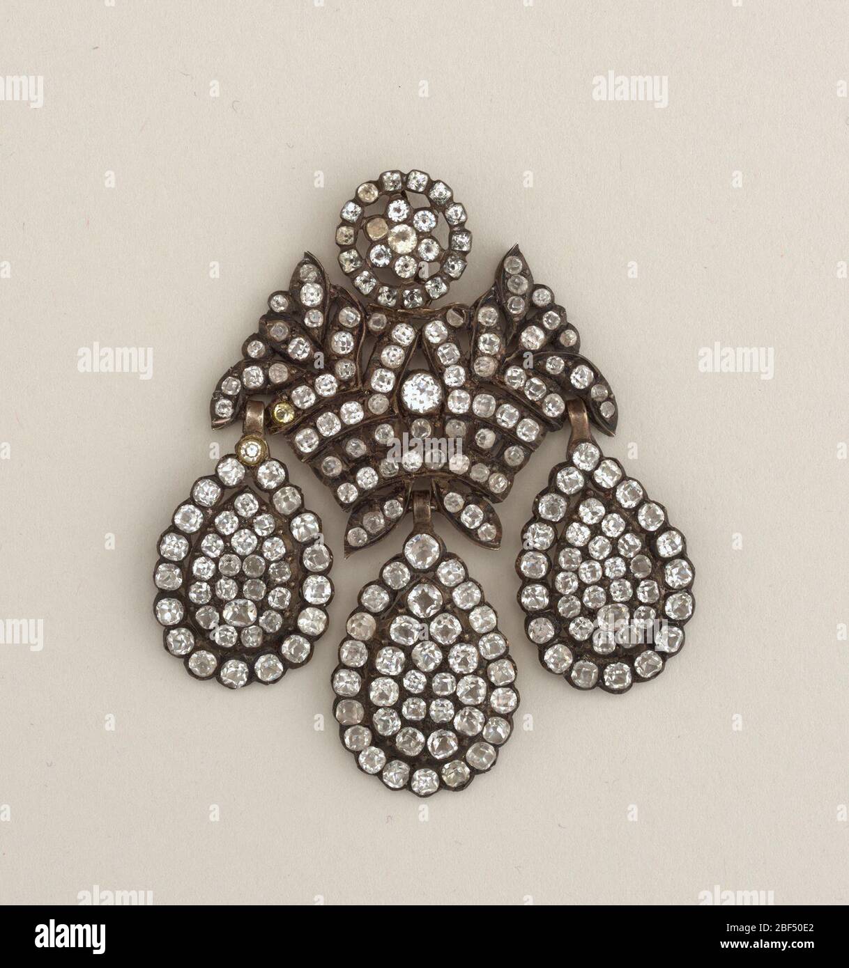 Poignée de commande. Forme de panier avec trois gouttes suspendues. Surface recouverte de petites pièces de verre coupées. Banque D'Images