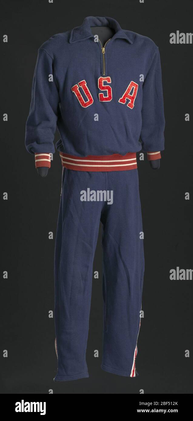 Combinaison de survêtement pour les Jeux Olympiques d'Helsinki XV de 1952 portés par Ted Corbitt. Lors des Jeux olympiques d'été de 1952 à Helsinki, Ted Corbitt est devenu le premier Afro-américain à participer au marathon olympique..1) un sweat-shirt bleu marine avec des détails rouges et blancs.le sweat-shirt est doté d'un col étalé et d'une fermeture éclair en métal de couleur or à l'encolure. Banque D'Images