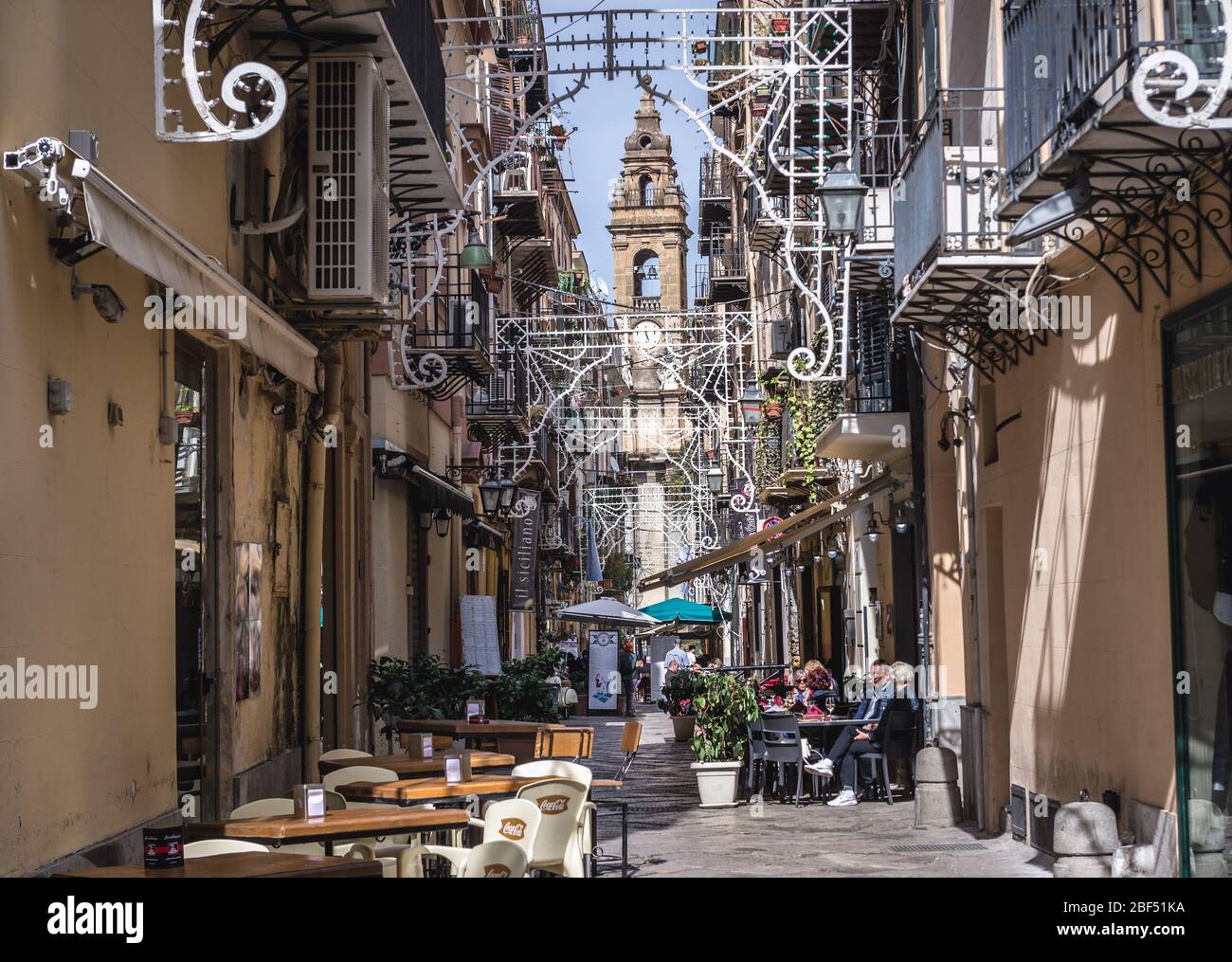 Clocher de l'église Saint Ignace vue de via Orologio - rue étroite dans la partie historique de Palerme, Sicile dans le sud de l'Italie Banque D'Images