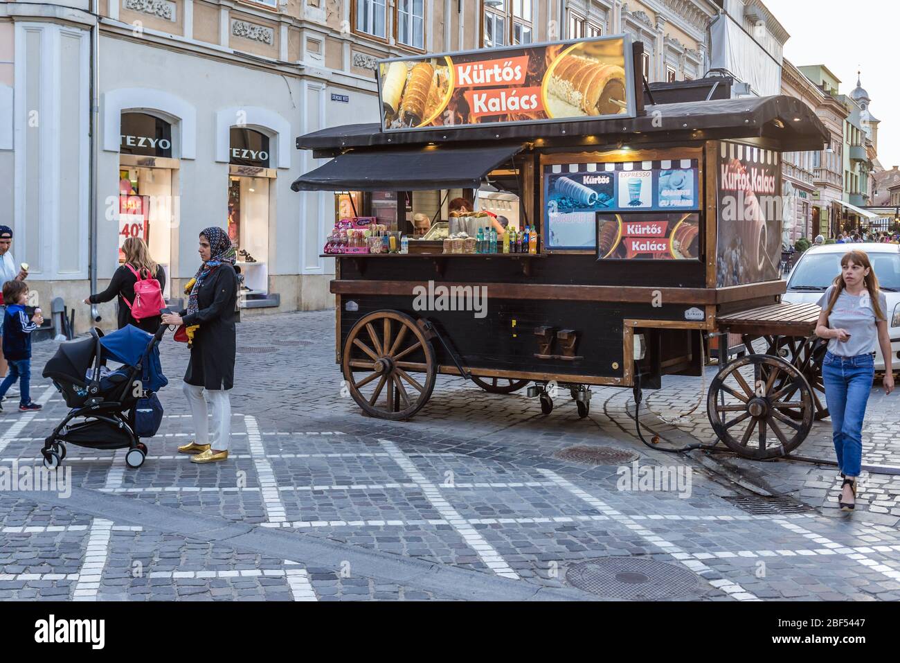 Kurtoskaliacs spitch alimentaire sur Strada Republicii - rue piétonne dans la vieille ville de Brasov, le centre administratif du comté de Brasov, Roumanie Banque D'Images