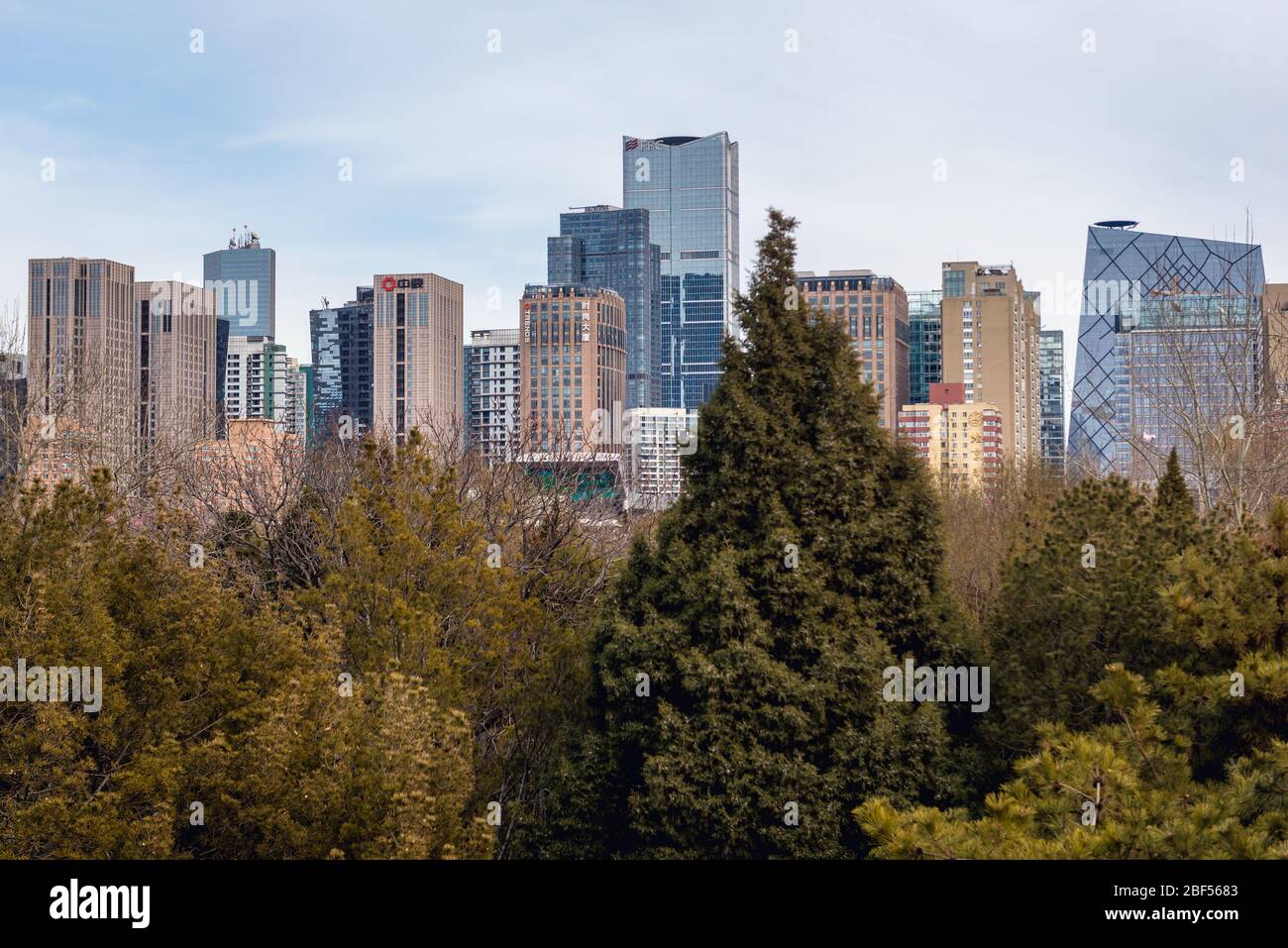 Paysage urbain du quartier central des affaires de Beijing vu de Ritan Park - Temple du Sun Park dans la région de Jianguomen du district de Chaoyang, Beijing, Chine Banque D'Images