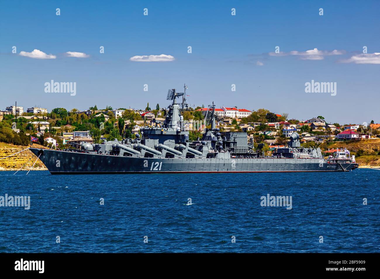 Sevastopol / Russie - 07 mai 2014: Navire de la Marine. Croiseur de missile 'MossGC' dans le raid de Sébastopol pendant la parade. Banque D'Images