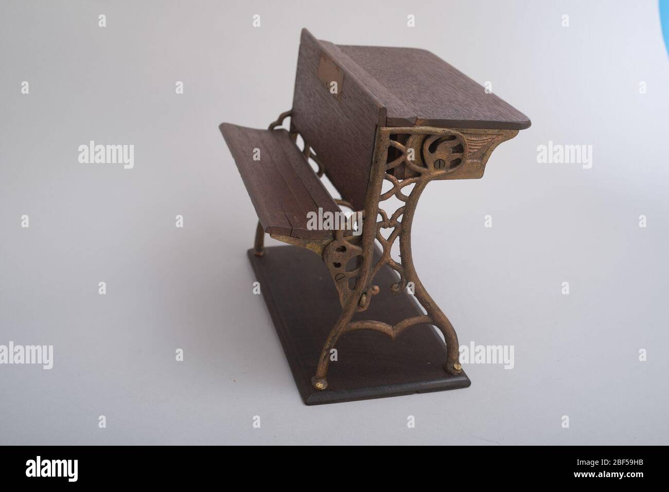 John F Piehls 1870 Bureau scolaire et modèle de brevet de siège. John Piehl de Richmond, Indiana, a reçu un brevet américain pour un bureau et un siège améliorés. Brevet n° 106403 a été délivré le 16 août 1870. Ce brevet comportait un bureau scolaire et un siège qui avait une charnière en forme de palourdes, maintenant le bureau plus fermement en place. Banque D'Images