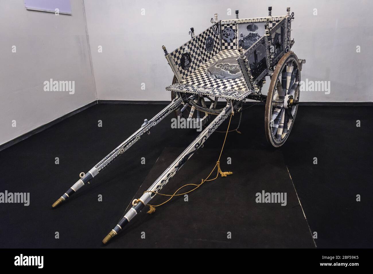 Chariot sicilien au musée de la Mafia, partie du musée civique de la ville de Salemi située dans la province de Trapani dans le sud-ouest de la Sicile, Italie Banque D'Images