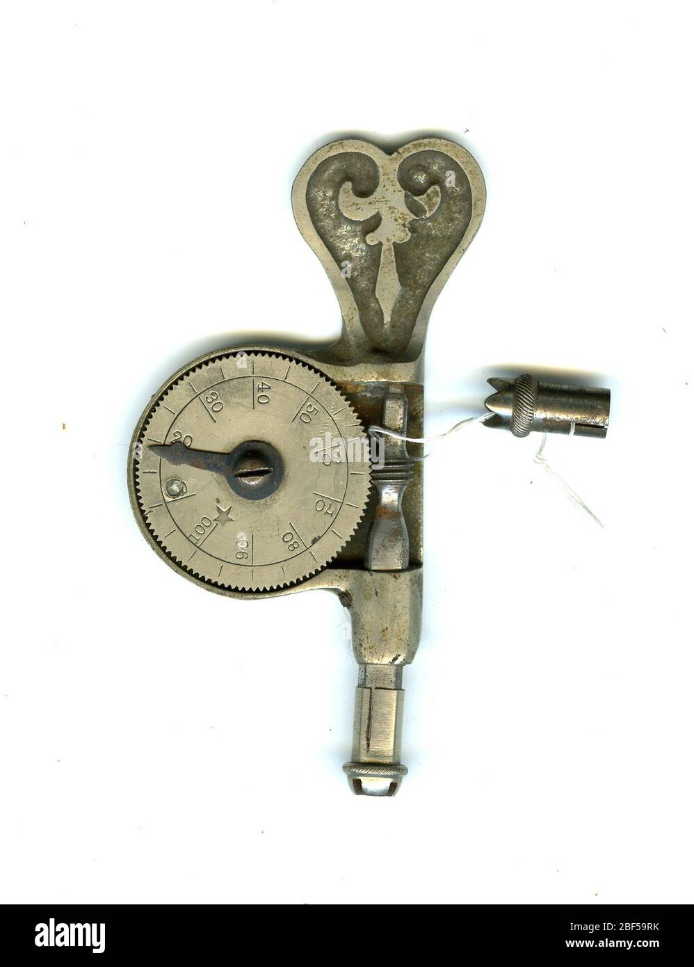 Modèle de bureau de brevets américain à mesure rotative. Ce petit modèle de bureau américain des brevets pour un comptoir a la forme d'une clé de porte à l'ancienne, avec une molette qui dépasse du milieu. Une vis fixée à une buse est reliée à un arbre et fait tourner le cadran. Le bord de ce cadran est divisé en 100 parties, étiquetées par 10. Banque D'Images