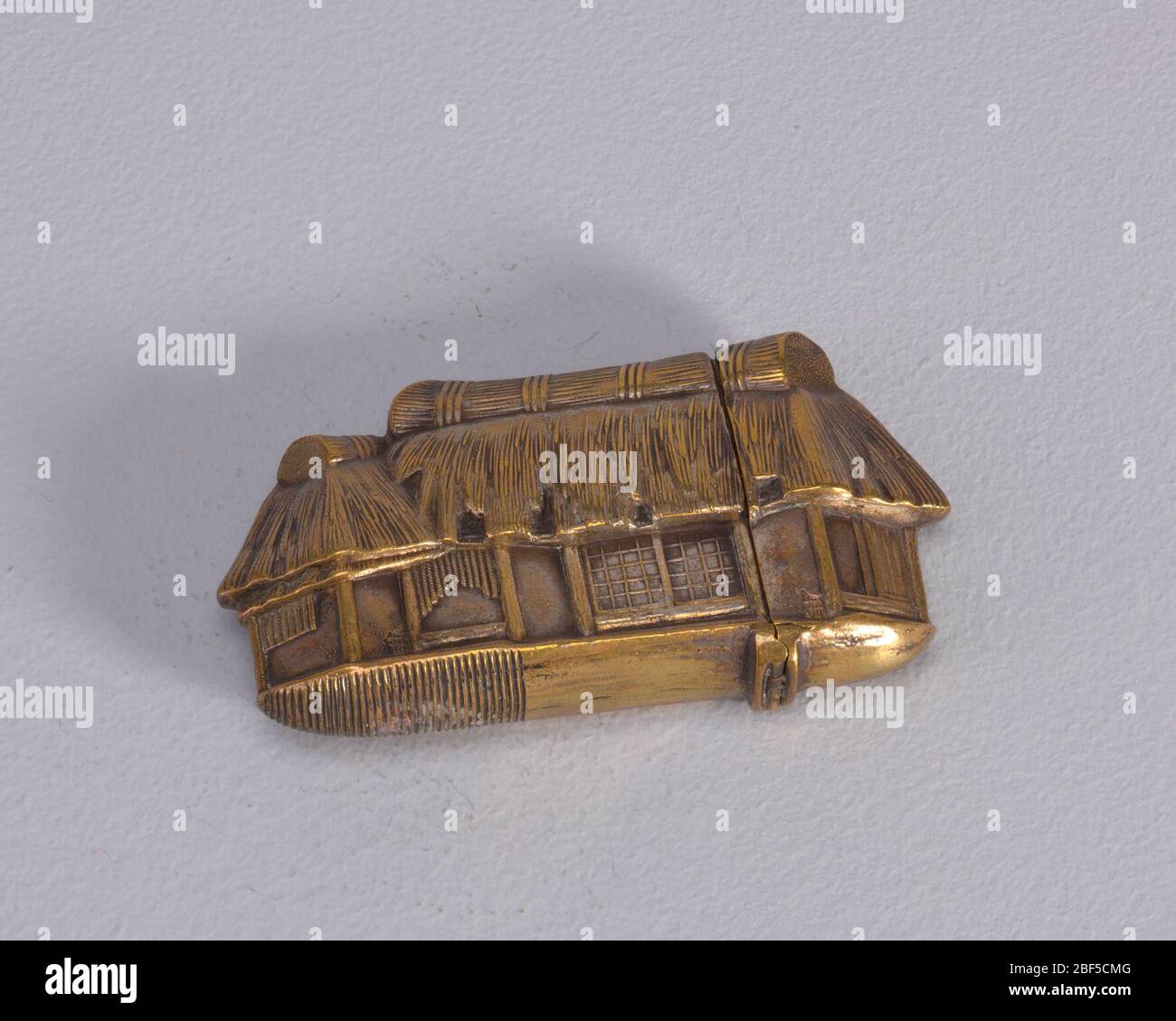 Maison japonaise ThatchedRoof. Sous forme de maison japonaise à toit de chaume, entrée et fenêtres visibles à l'avant, ainsi que de petites fissures dans les murs, plus de fenêtres et de fissures murales à l'envers. Le côté droit de la maison sert de couvercle et est articulé en bas à droite. Gâche en bas à gauche. Banque D'Images