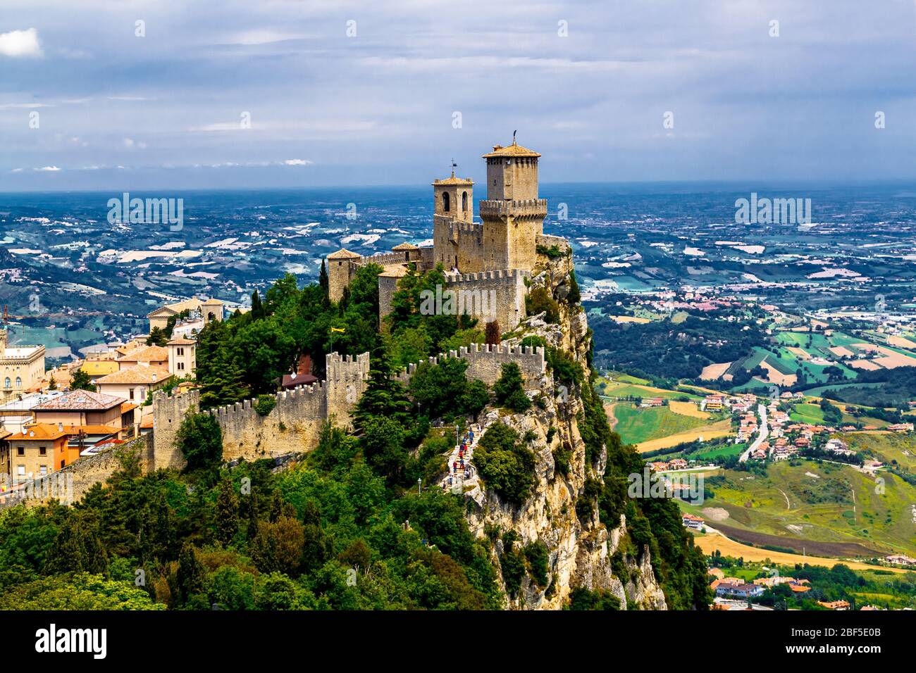 République Saint-Marin Prima Torre Guaita première tour forteresse avec murs en briques sur le mont Titano pierre rock. Banque D'Images