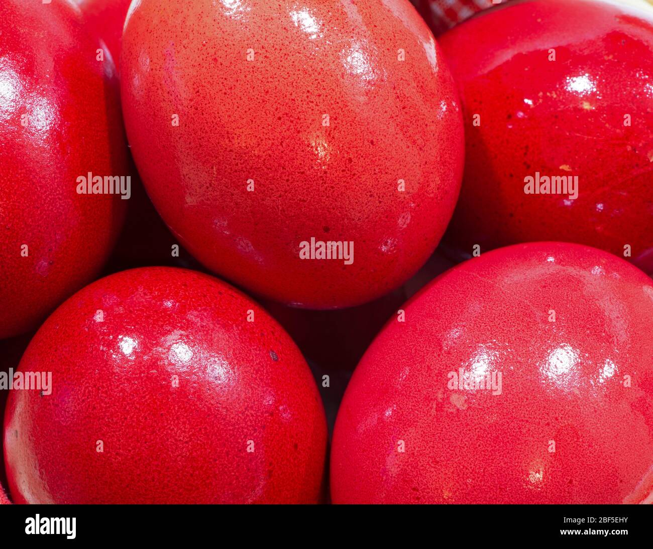 Œufs peints en rouge pour la célébration de Pâques. Banque D'Images