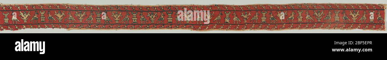 Bande. La broderie en soie rouge foncé forme le fond et la soie noire forme les contours des oiseaux face à une forme géométrique alternant avec une forme végétale. Bordure en haut et en bas de formes de feuilles stylisées. Trois pièces cousues ensemble. Banque D'Images