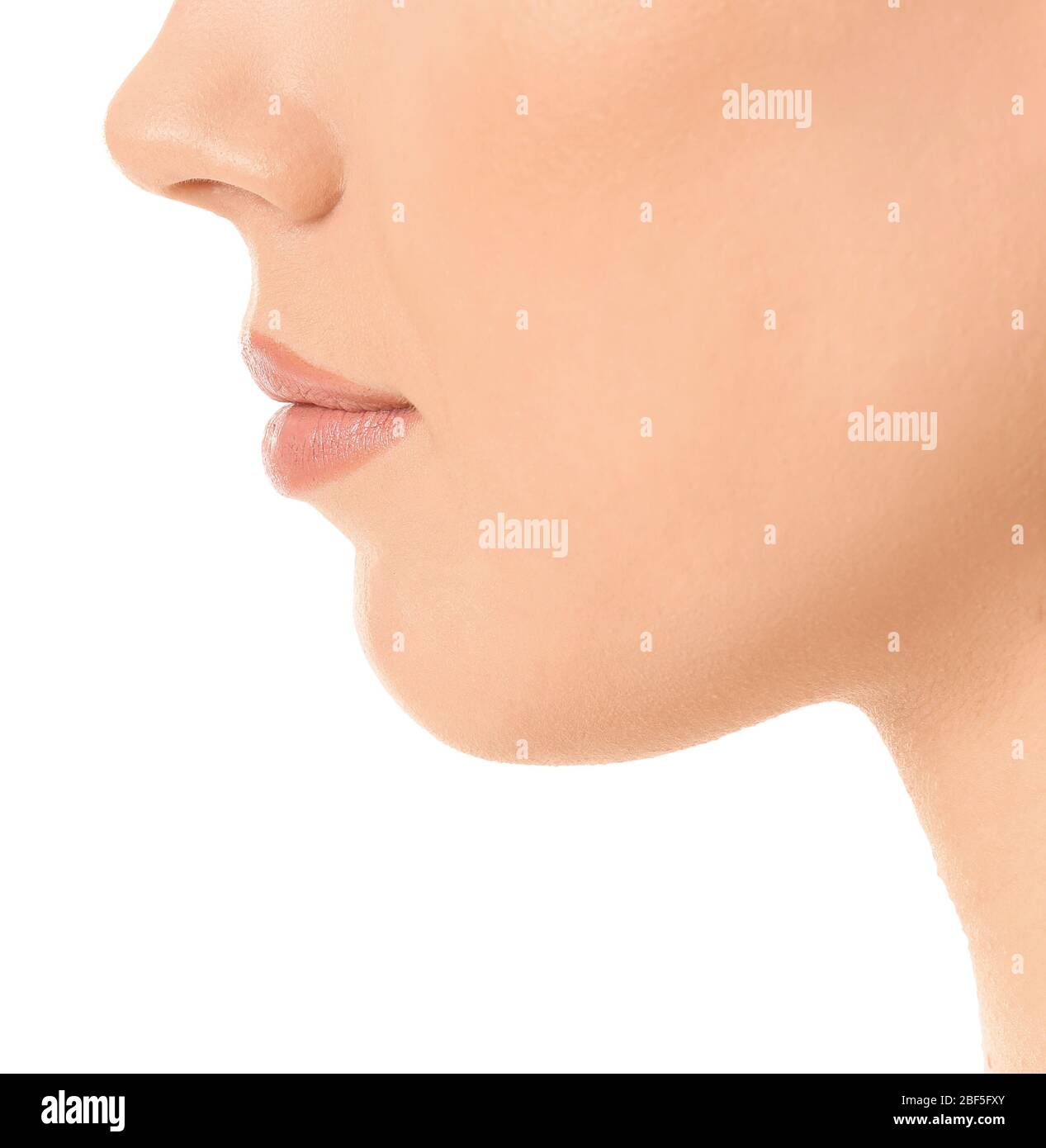Belle jeune femme sur fond blanc, closeup. Concept de chirurgie plastique Banque D'Images