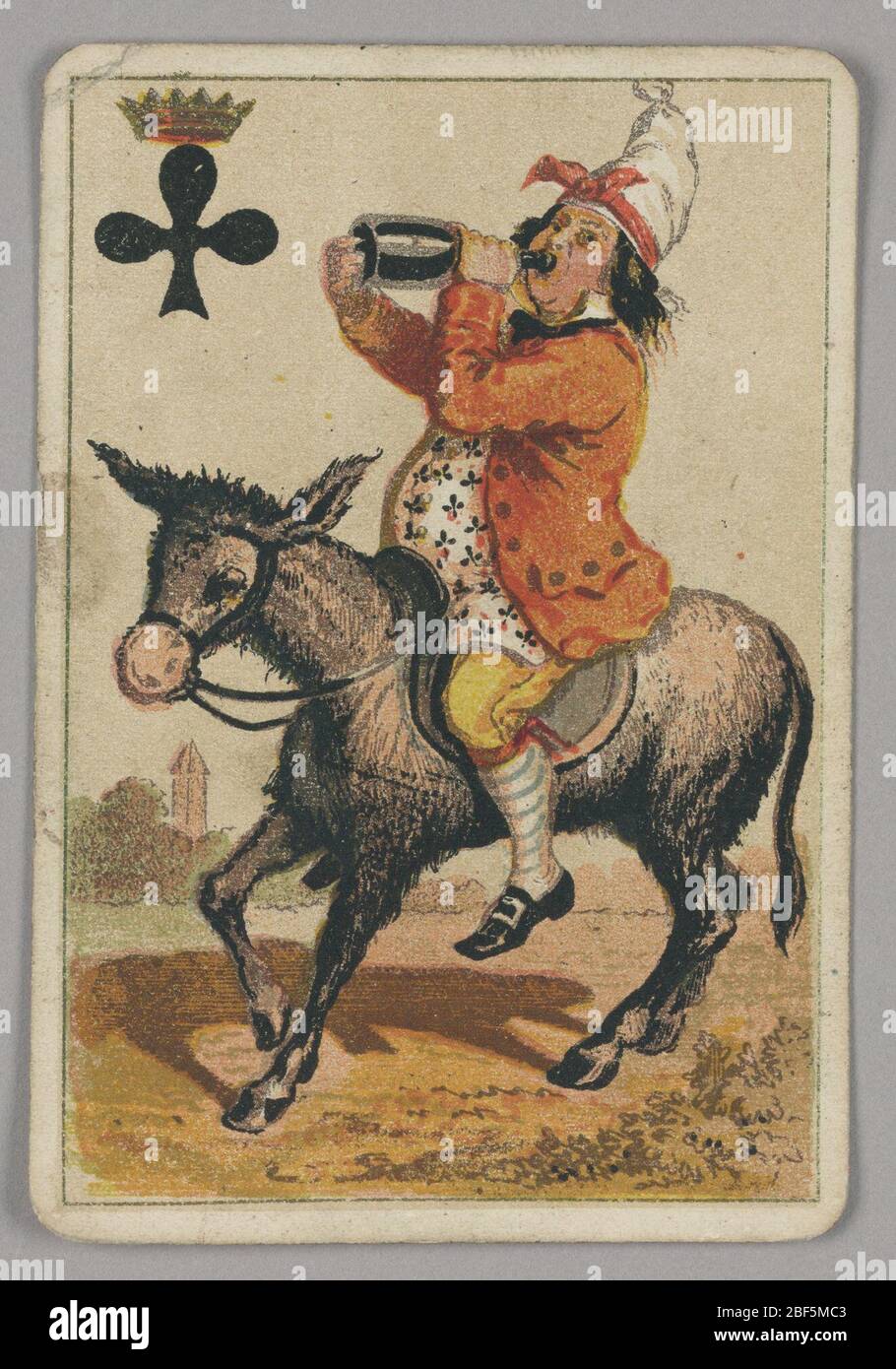 Roi des Clubs. King of Clubs court jouant à la carte à partir d'un pack de cartes de jeu de transformation. Une figure masculine portant un âne portant une chemise à motifs avec des clubs et un grand chapeau blanc décoré d'un ruban rouge. Il boit d'une bouteille d'alcool. Banque D'Images