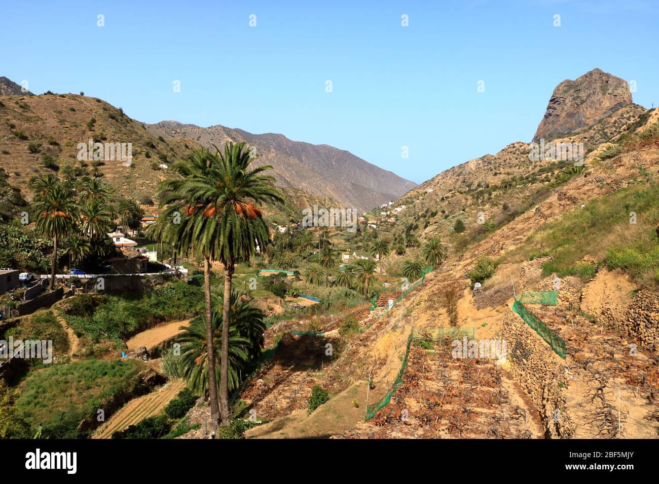 La Gomera - Roque El Cano au-dessus de la ville de Vallehermoso Banque D'Images