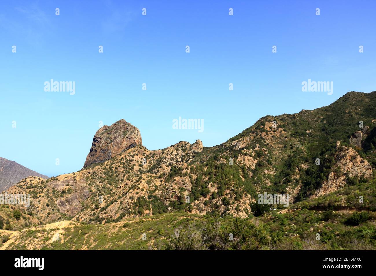La Gomera - Roque El Cano au-dessus de la ville de Vallehermoso Banque D'Images