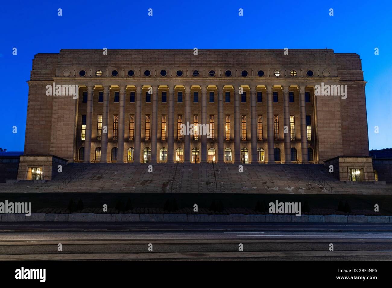 Le Parlement finlandais est l'un des sites les plus reconnaissables d'Helsinki. Il est encore utilisé activement et les touristes ne peuvent l'admirer que de l'extérieur. Banque D'Images