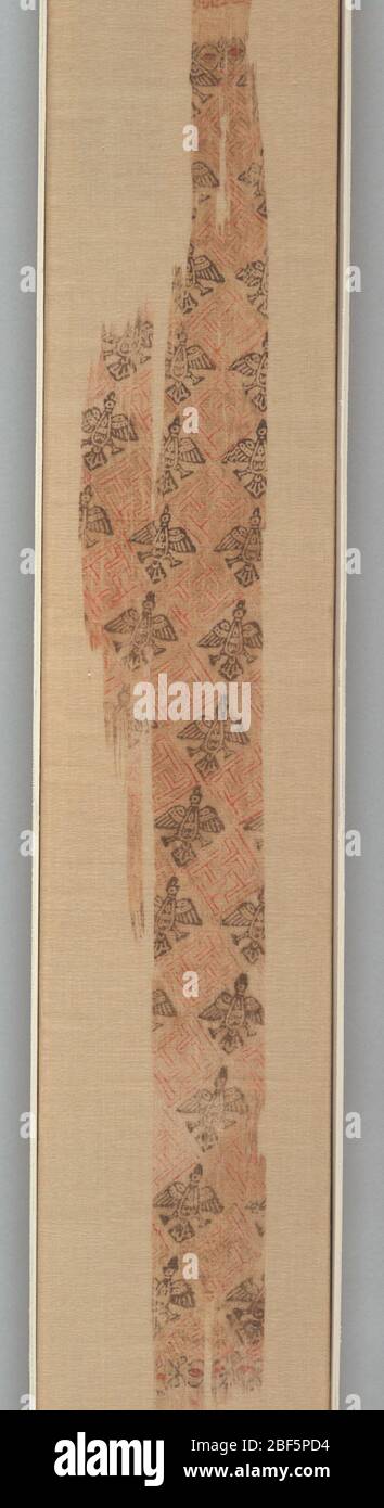 Fragment. Le noir et l'or rouge ont été imprimés avec de petits timbres sur une surface répétée sur cet exemple très fragile. Banque D'Images