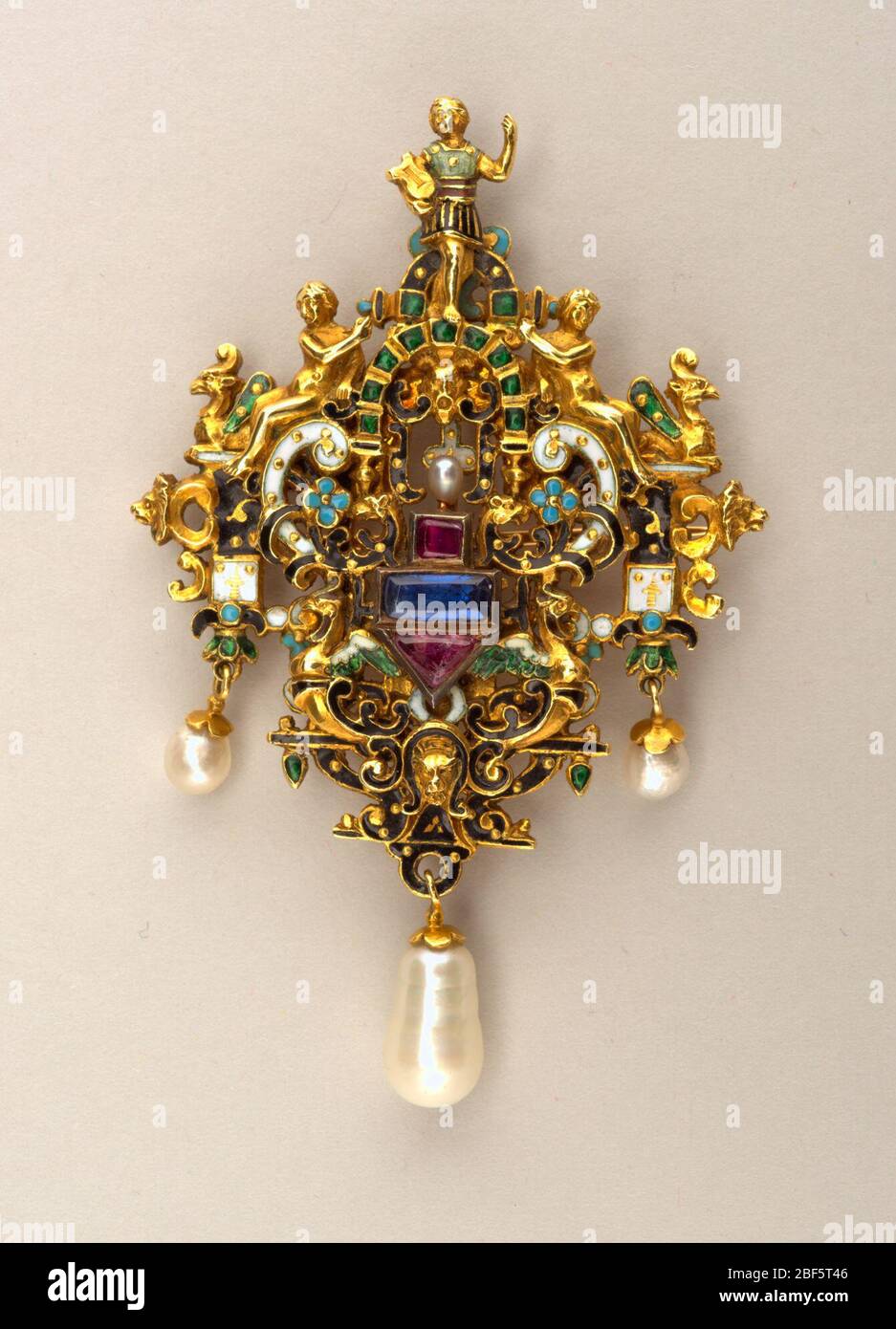 Poignée de commande. Broche dans le style Renaissance de l'or, de l'émail, des rubis, des saphirs et des perles. Banque D'Images