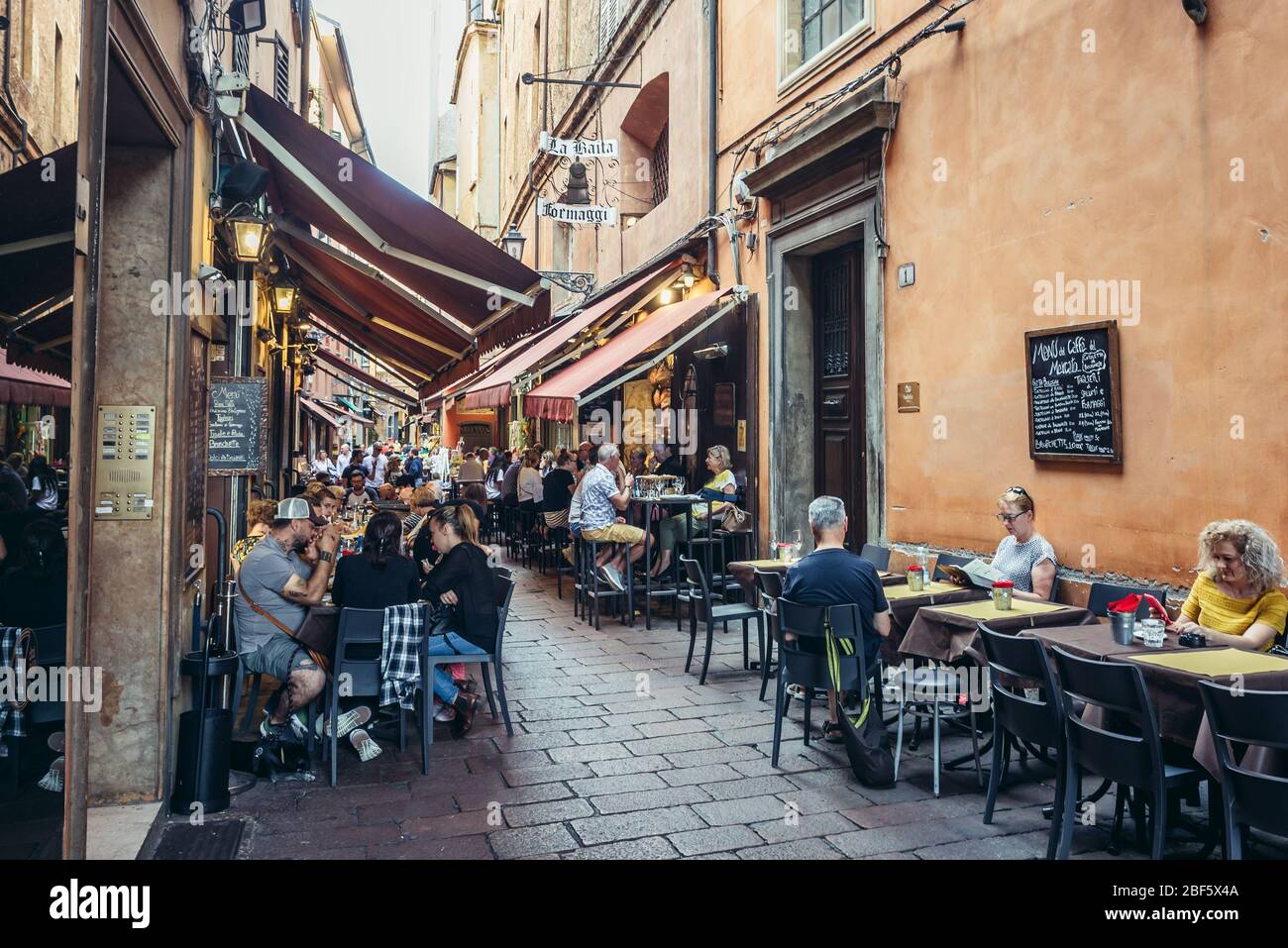 Restaurants sur la via Pescherie Vecchie, rue étroite dans la vieille ville de Bologne, capitale et plus grande ville de la région Emilie Romagne dans le nord de l'Italie Banque D'Images