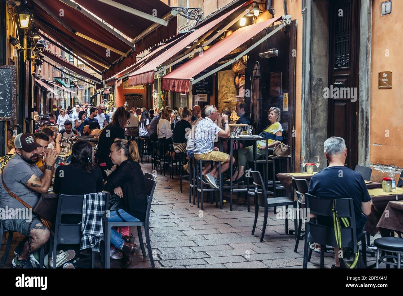 Restaurants sur la via Pescherie Vecchie, rue étroite dans la vieille ville de Bologne, capitale et plus grande ville de la région Emilie Romagne dans le nord de l'Italie Banque D'Images