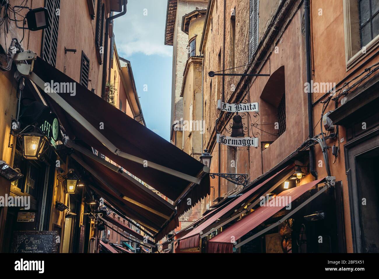 Restaurants sur la via Pescherie Vecchie, rue étroite dans la vieille ville de Bologne, capitale et plus grande ville de la région Emilie Romagne dans le nord de l'Italie Banque D'Images
