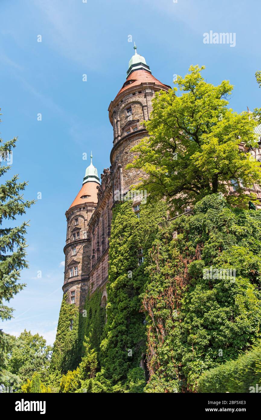 La façade occidentale du château de Ksiaz avec deux tours dans la ville de Walbrzych, en Pologne. Le château a été construit en 1288-1292 Banque D'Images