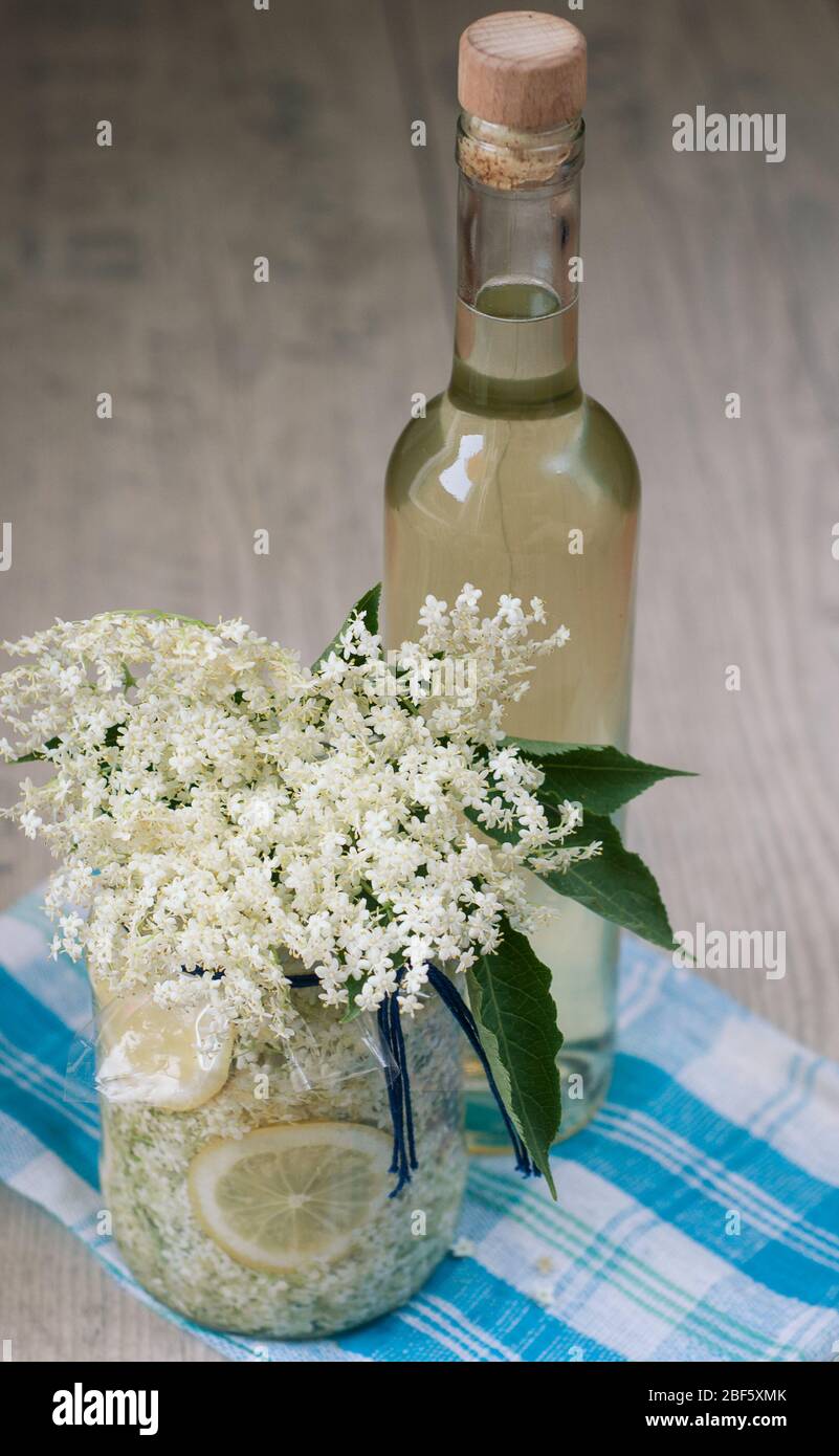 maison fait sirop de fleur de sureau avec citron dans le verre Banque D'Images