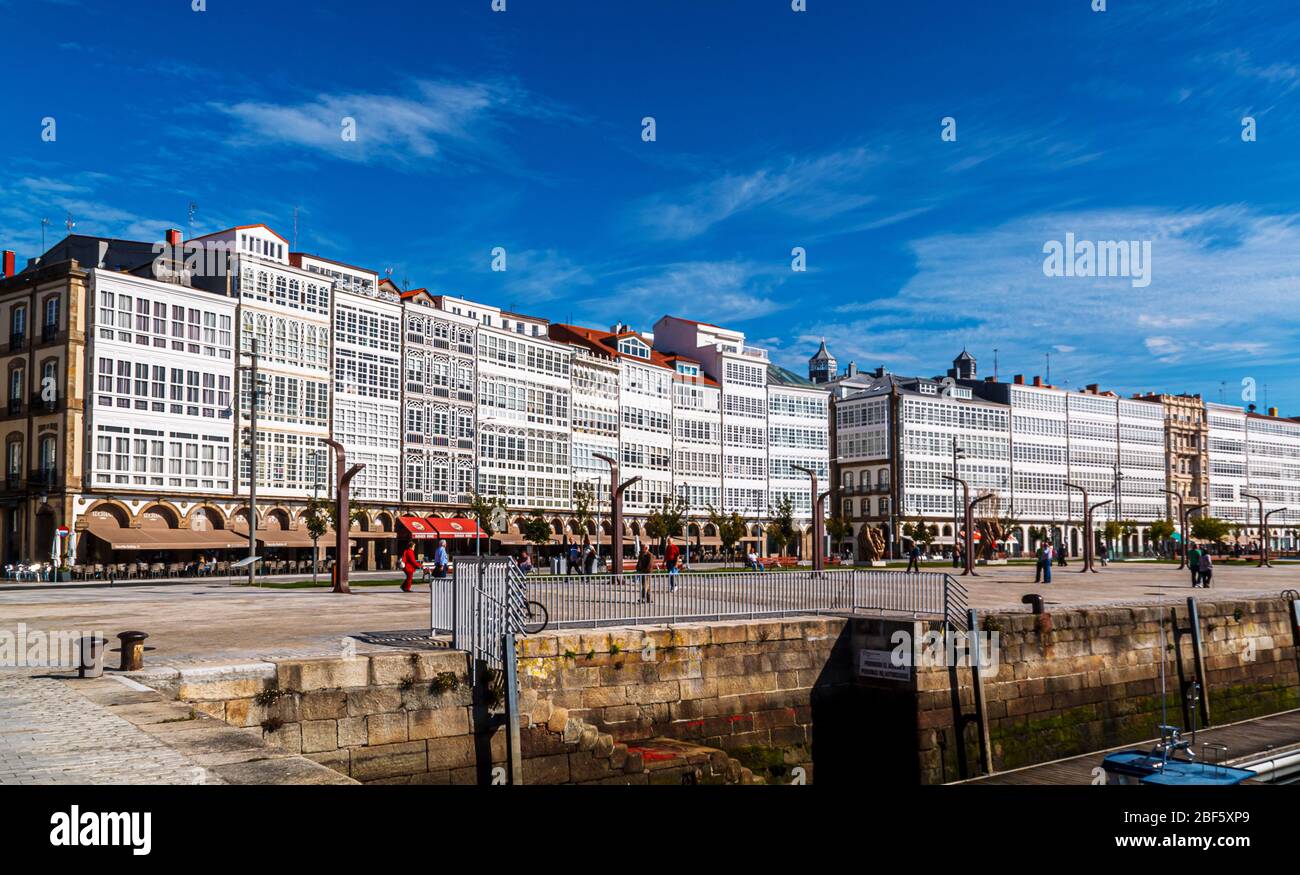 Coruna, Espagne - 05 octobre 2016 : vue sur la promenade de la Coruna, tôt le matin ensoleillé Banque D'Images