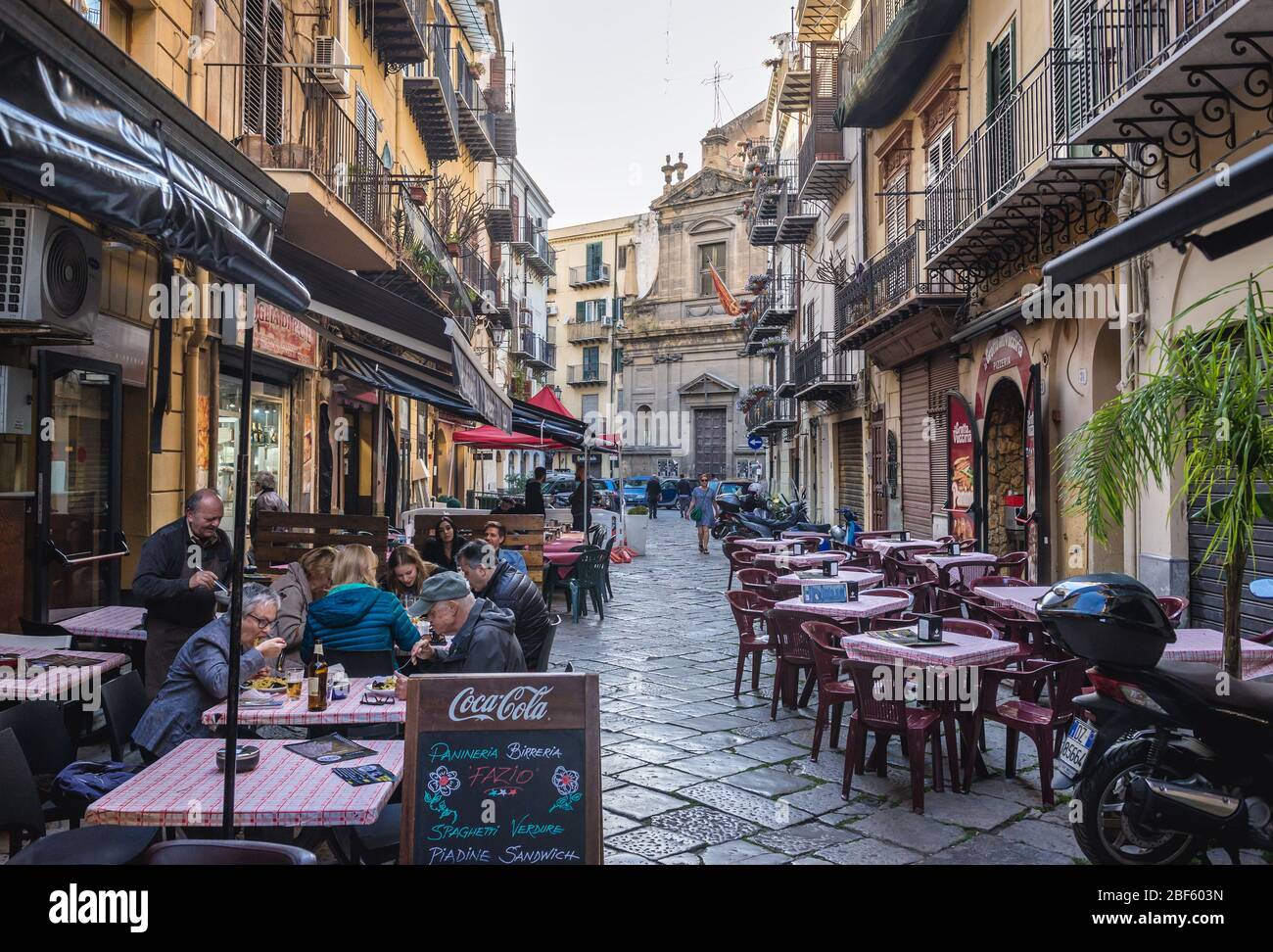 Via Chiavettieri - rue étroite dans le quartier Castellammare o Loggia de Palerme ville du sud de l'Italie, la capitale de la région autonome de Sicile Banque D'Images