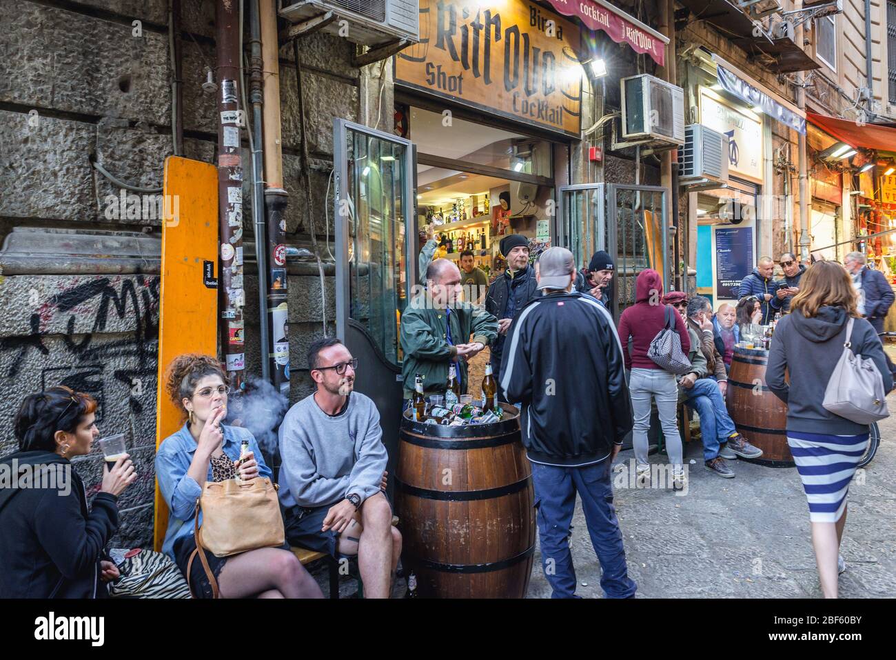 Les gens devant le bar du marché de rue en plein air la Vucciria sur la rue Maccherronai dans la ville de Palerme du sud de l'Italie, capitale de l'île de Sicile Banque D'Images