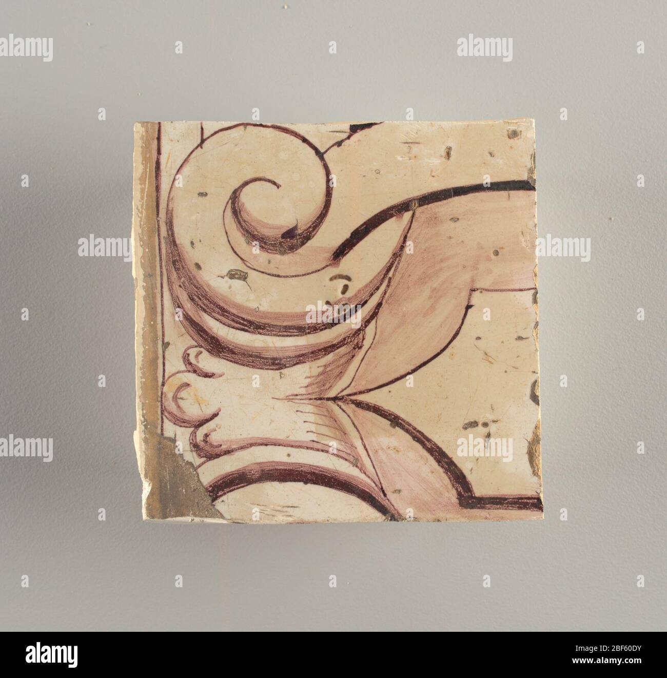 Face au mur. Conception de course pour une frise ou un dado, composée de rouleaux de feuillage et de strapwork, et quatre motifs répétitifs - une femme assise dans un petit médaillon ovale vertical, un puto assis sur une base rocagée, et strapwork en forme axiale. Banque D'Images