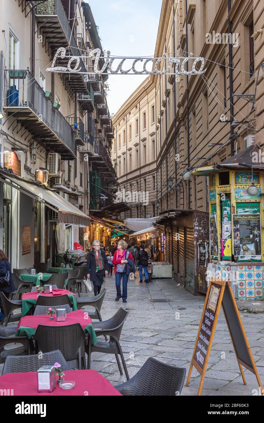 Signe de marché de rue en plein air la Vucciria sur la rue Maccherronai dans la ville de Palerme du sud de l'Italie, la capitale de la région autonome de Sicile Banque D'Images