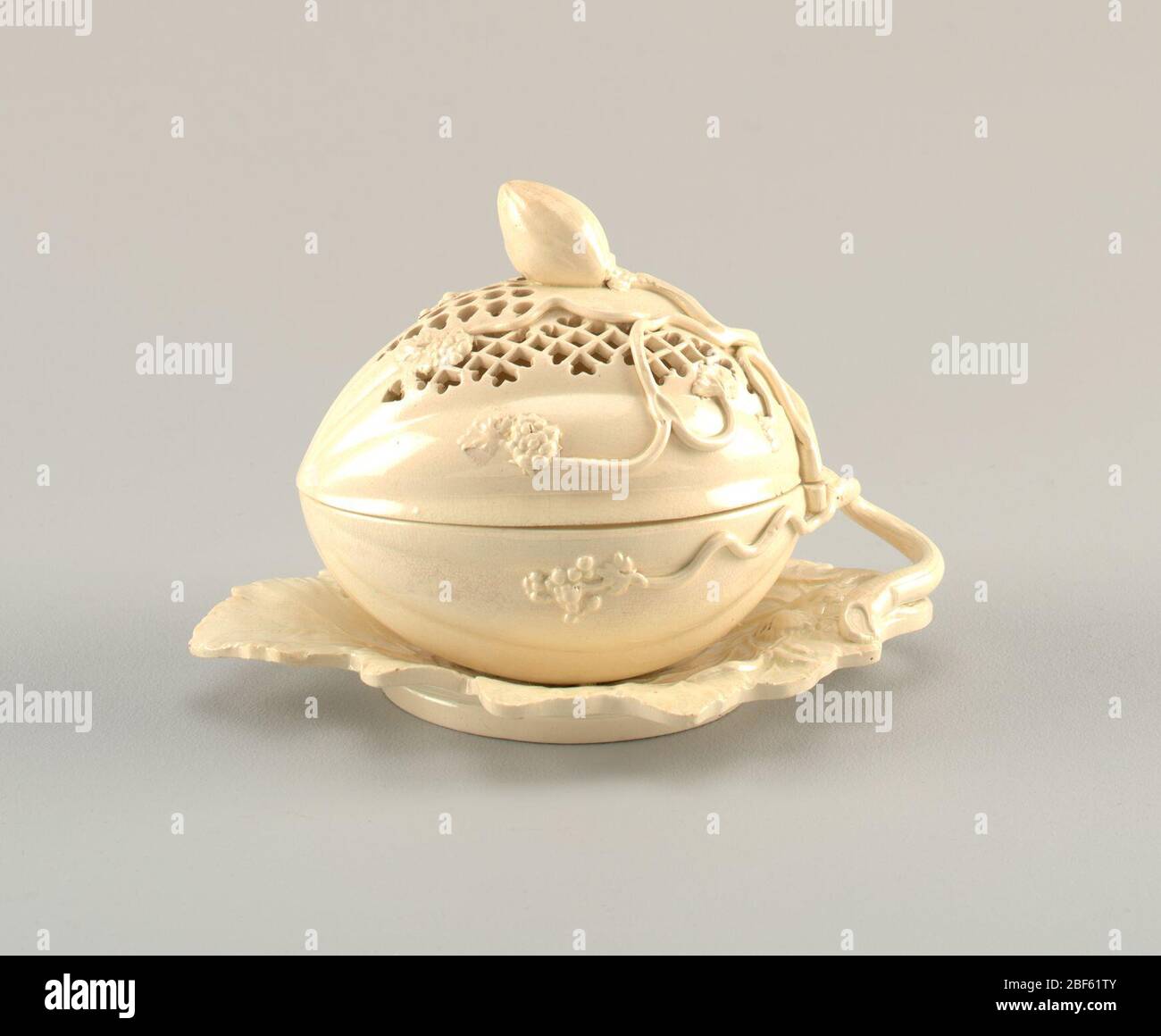 Bol et couvercle. Bols en forme de melon avec soucoupes moulées en forme de feuilles. Poignées de tige. Les couvertures ont percé des figures de treillis et de la décoration appliquée sous forme de lignes ondulées se terminant dans les fruits et les feuilles. Banque D'Images