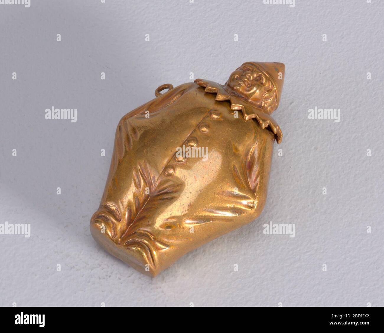 Figure de Pierrot. Sous forme de figurine Pierrot, avec un petit chapeau pointu, large col à dents de scie, de grands boutons devant la baggy, un costume d'une pièce, de petites chaussures pointues; il a les mains dans les poches, tirant le costume vers l'extérieur, exaltant sa girth. Banque D'Images