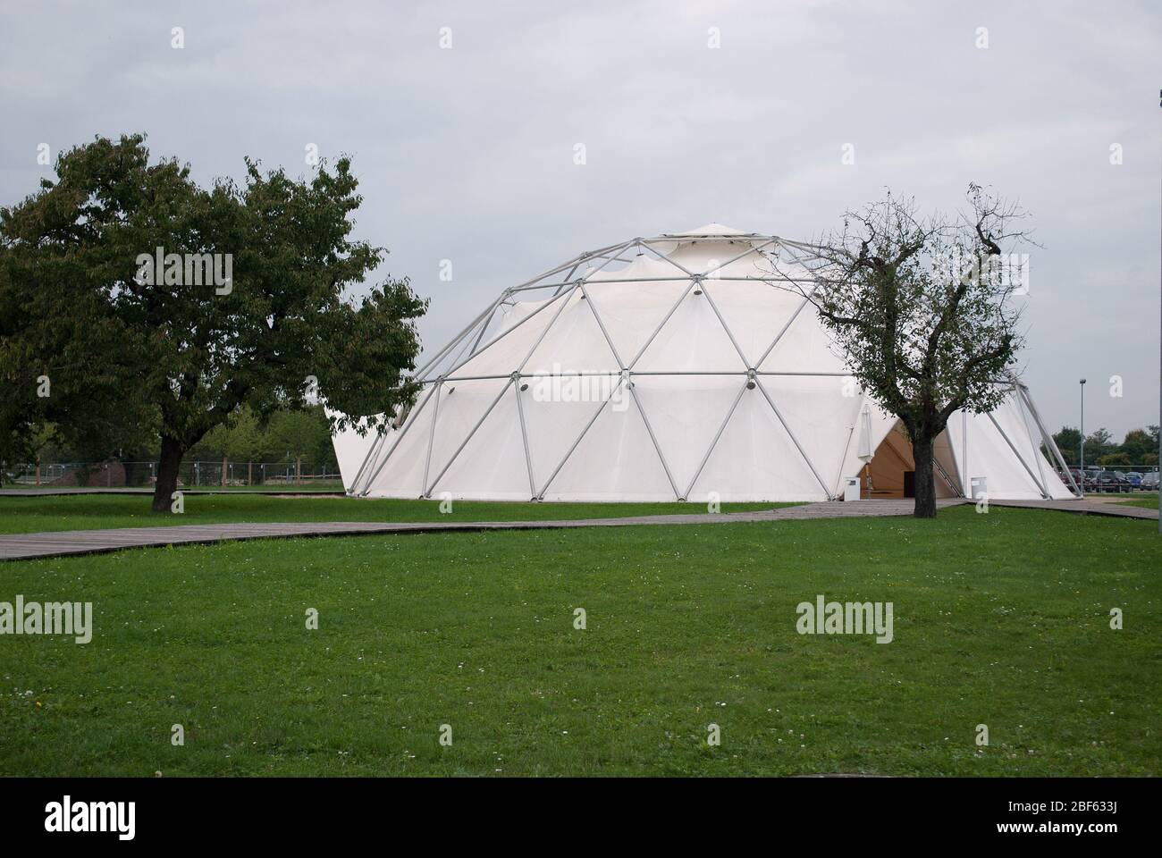 White Lightweight Geodesic Dome Vitra Campus par T.C. Howard Synergétique après Buckminster Fuller Banque D'Images