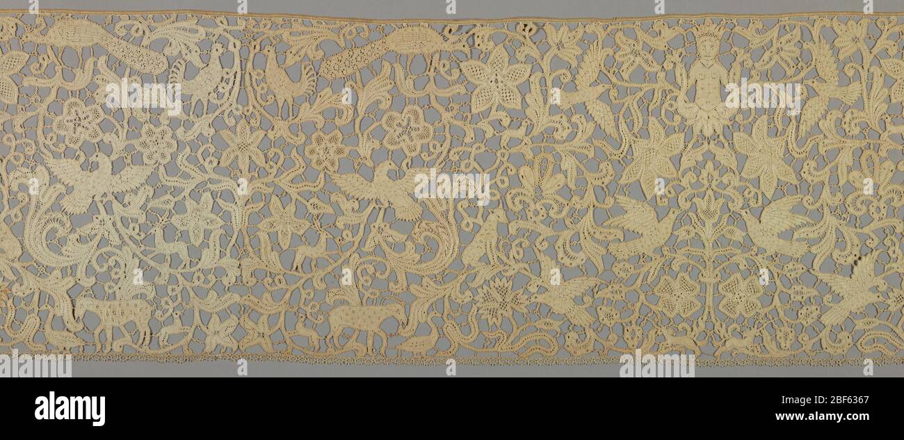 Bande. Large bande de dentelle de lynx avec un design symétrique de feuillage, fleurs, oiseaux et animaux. Banque D'Images