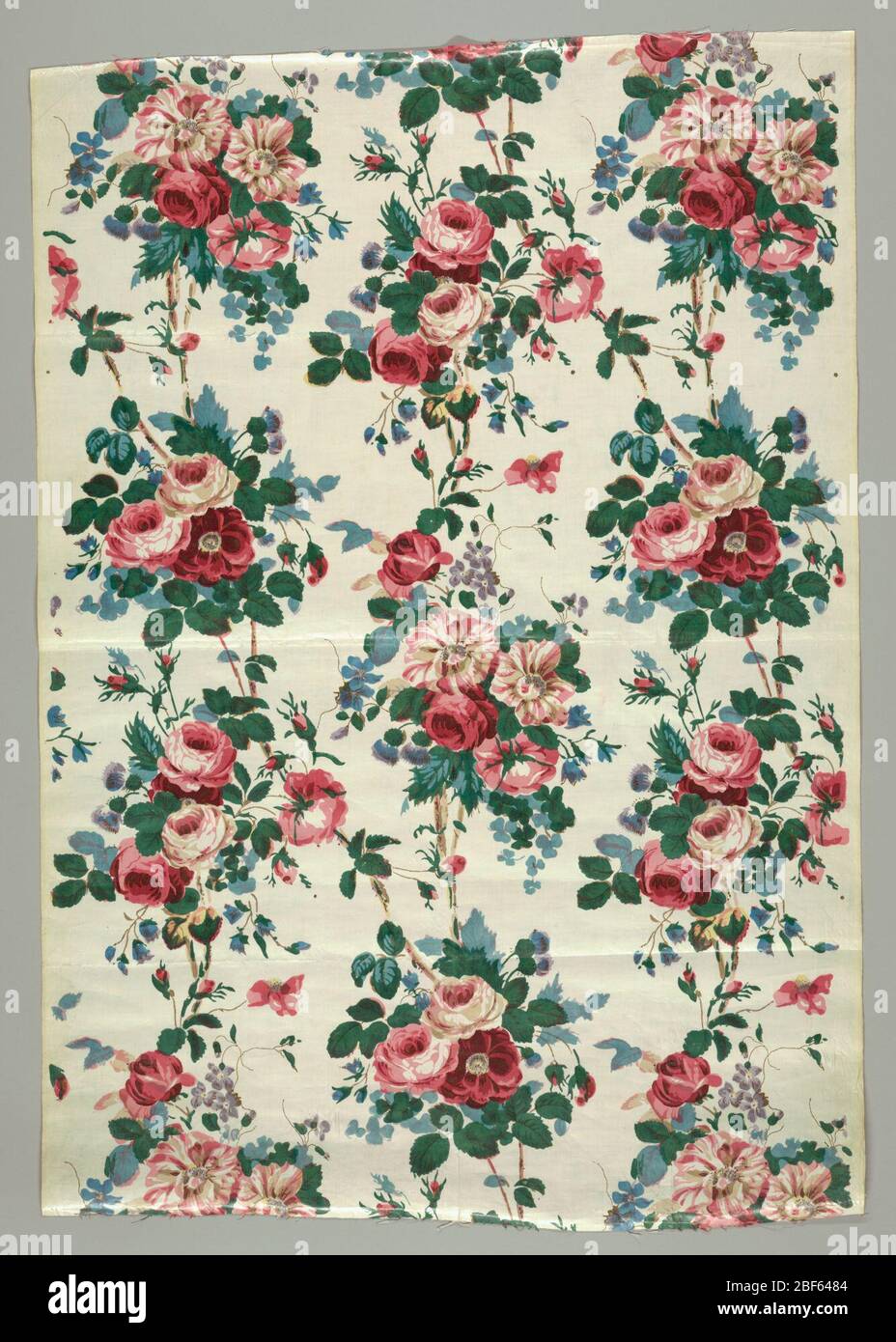 Textile. Panneau de chintz glacé avec un sol blanc montrant un dessin de roses et d'autres fleurs en grappes dans un arrangement perpendiculaire qui est bien déguisé en joignant des tendrils. Dans les tons de rouge, vert, bleu, lavande, brun foncé et touches de jaune. Banque D'Images