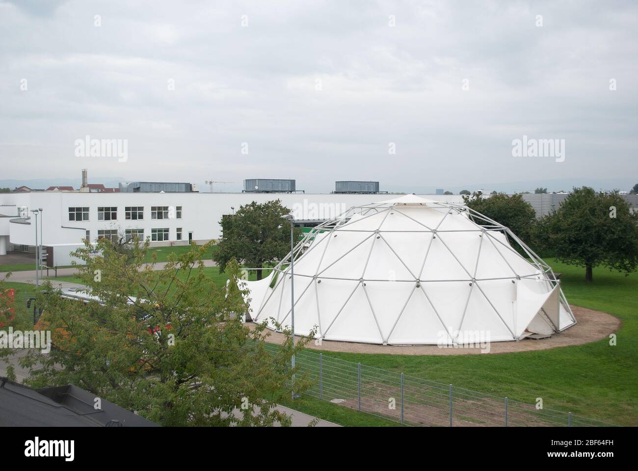 White Lightweight Geodesic Dome Vitra Campus par T.C. Howard Synergétique après Buckminster Fuller Banque D'Images
