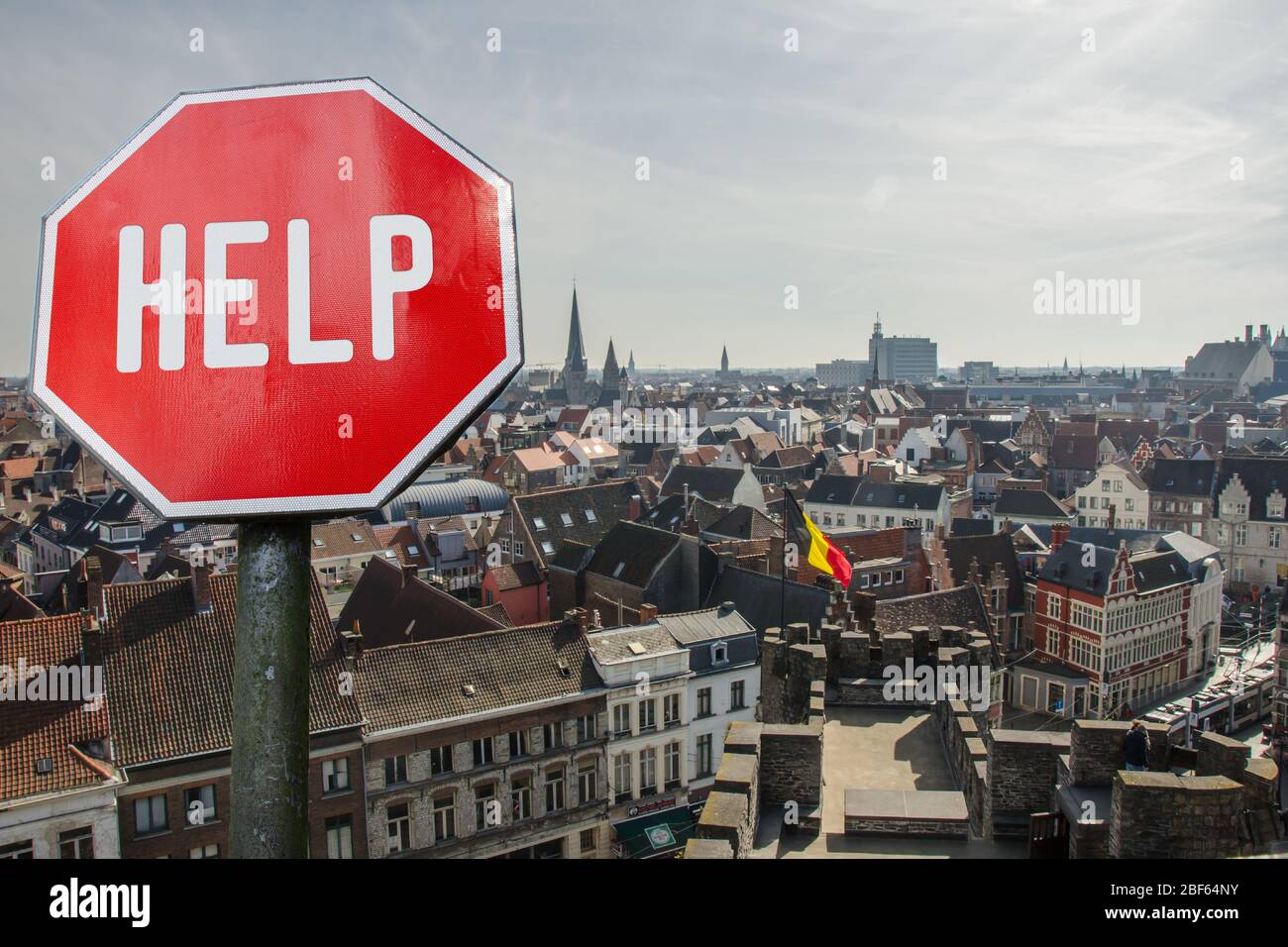 Aide stop avec vue sur Bruxelles, Belgique. Aide humanitaire et économique pendant la crise économique et la pandémie de coronavirus. Aide pour les entreprises locales Banque D'Images