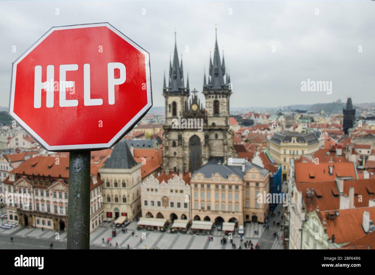 Aide stop avec vue sur Prague, république tchèque. Aide humanitaire et économique pendant la crise économique et la pandémie de coronavirus. Aide pour les habitants Banque D'Images