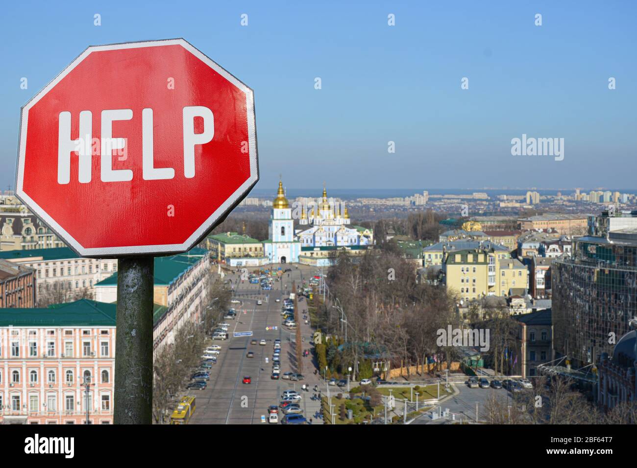 Aidez à arrêter de signer avec vue sur Kiev, Ukraine. Aide humanitaire et économique pendant la crise économique et la pandémie de coronavirus. Aide pour les entreprises locales Banque D'Images
