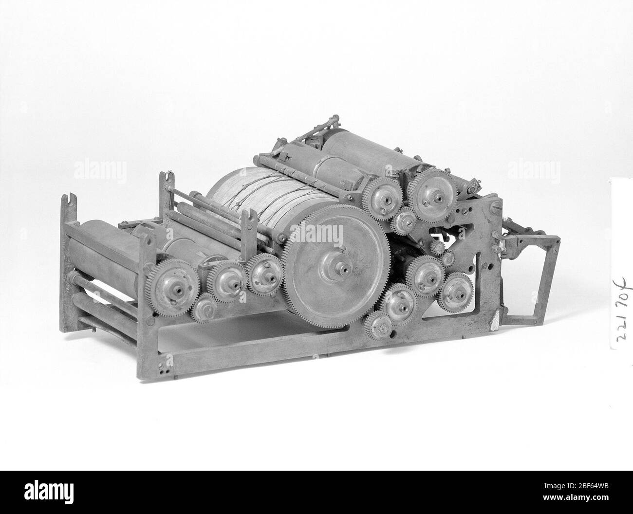 Modèle de brevet d'une presse à impression rotative et d'une machine pliable. Ce modèle de brevet démontre une invention pour l'amélioration d'une presse rotative perfectionnant la bande, avec des pinces coupantes et des appareils de pliage. Le modèle de brevet a été délivré sous le numéro de brevet 221704.actuellement, il n'est pas à l'avis Banque D'Images