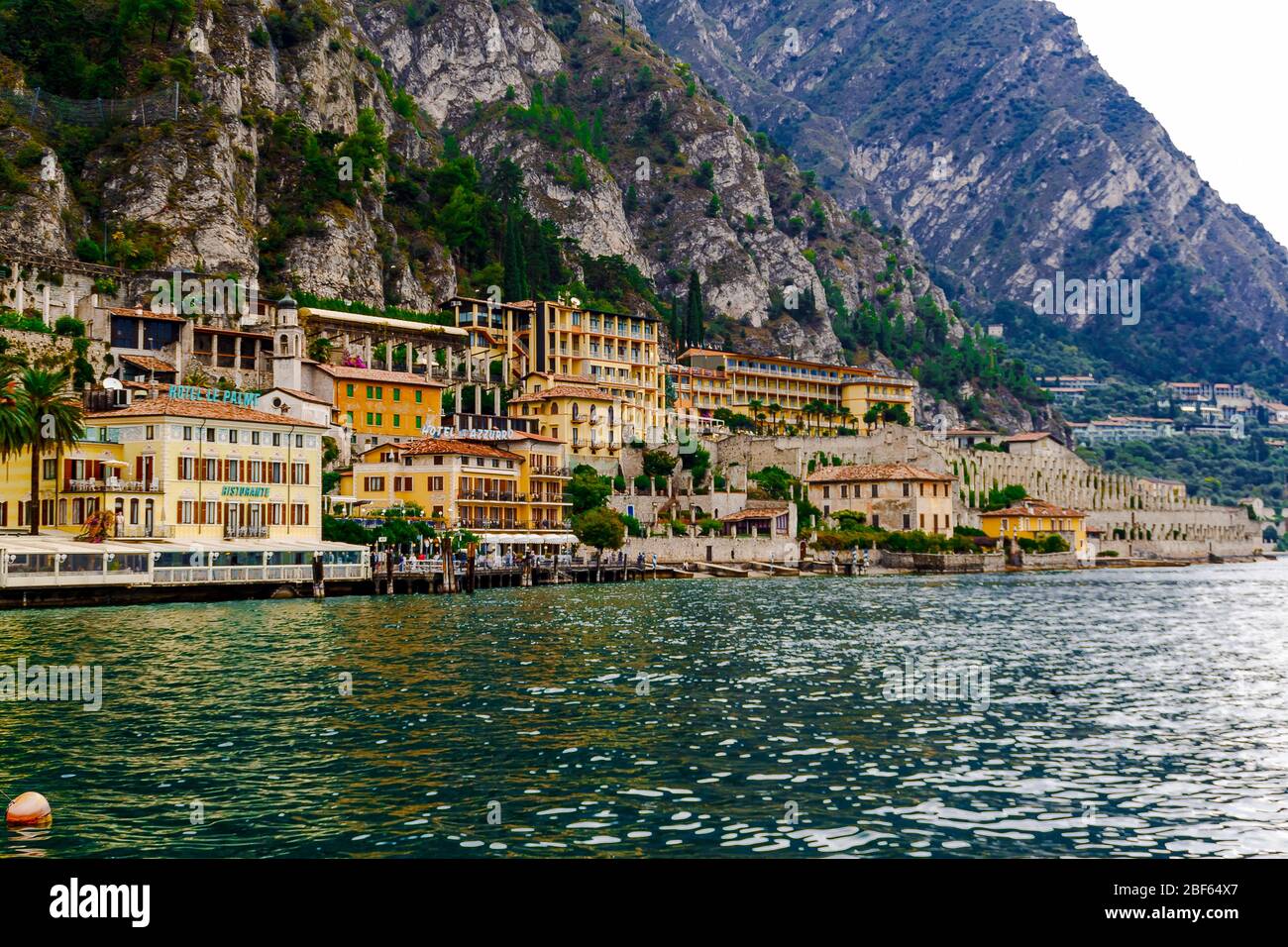 Limone Sul Garda, Brescia / Italie - 24 septembre 2017: Maisons colorées et hôtels sur la rive du lac en toile de fond de montagnes. Banque D'Images