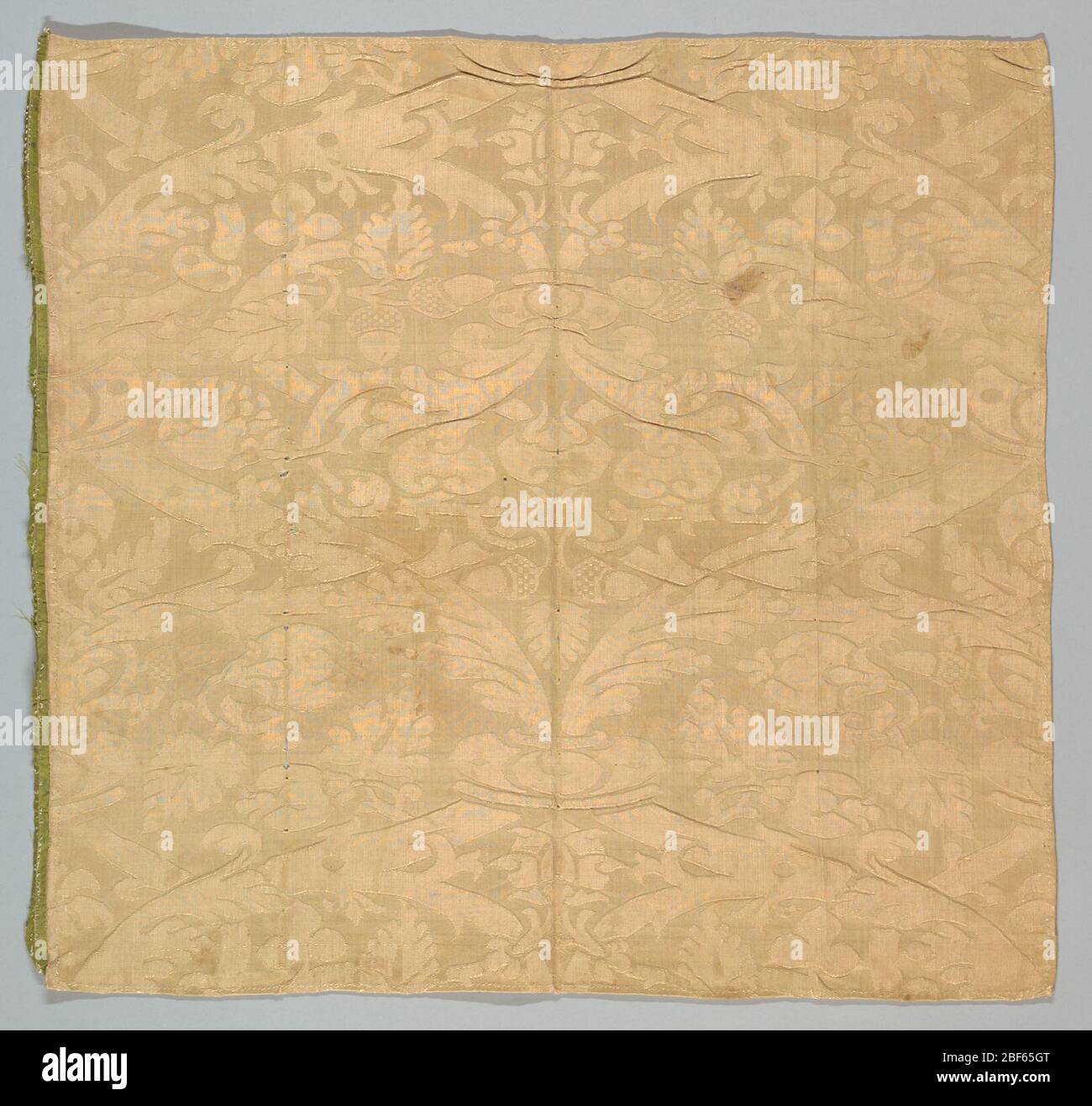 Fragment. Une répétition rose-brun d'un motif symétrique (image miroir sur la ligne centrale) de treillis d'ogée superposé avec feuilles, fruits et acorns. Banque D'Images