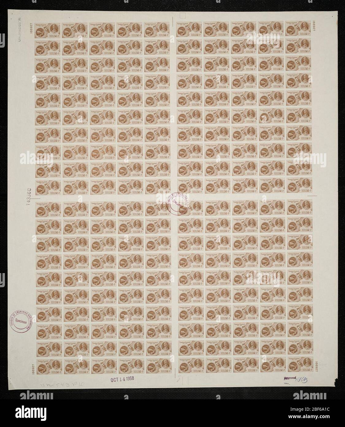 4 c Médaille Roosevelt et carte de la zone du canal épreuve. Les épreuves certifiées de plaque sont la dernière preuve imprimée de la plaque avant d'imprimer les timbres au Bureau de l'gravure et de l'impression. Ces épreuves de plaque sont uniques, avec les signatures et la date d'approbation. Banque D'Images