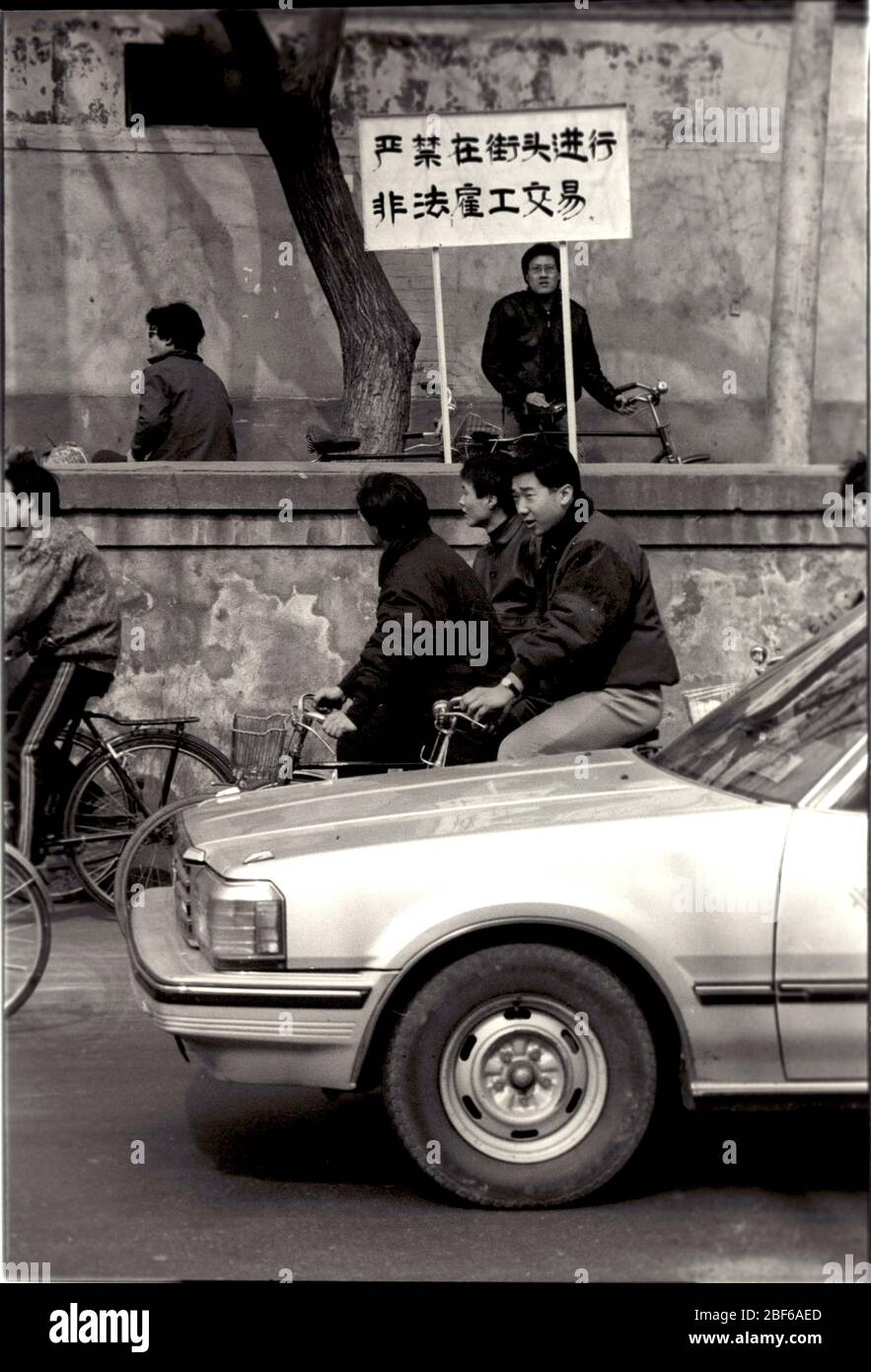 Au début des années 1990, le pont d'usine de Beijing interdit strictement de réaliser des transactions illégales d'emploi sur le panneau de rue, bien que le Banque D'Images