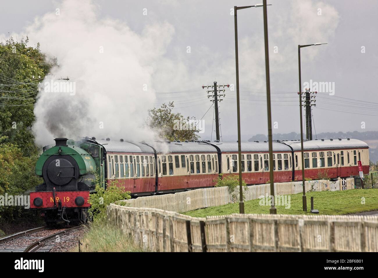 Un vieux moteur à vapeur à la sellerie tirant un train sur le chemin de fer du patrimoine Bo'ness et Kinneil, West Lothian, Écosse, Royaume-Uni. Banque D'Images