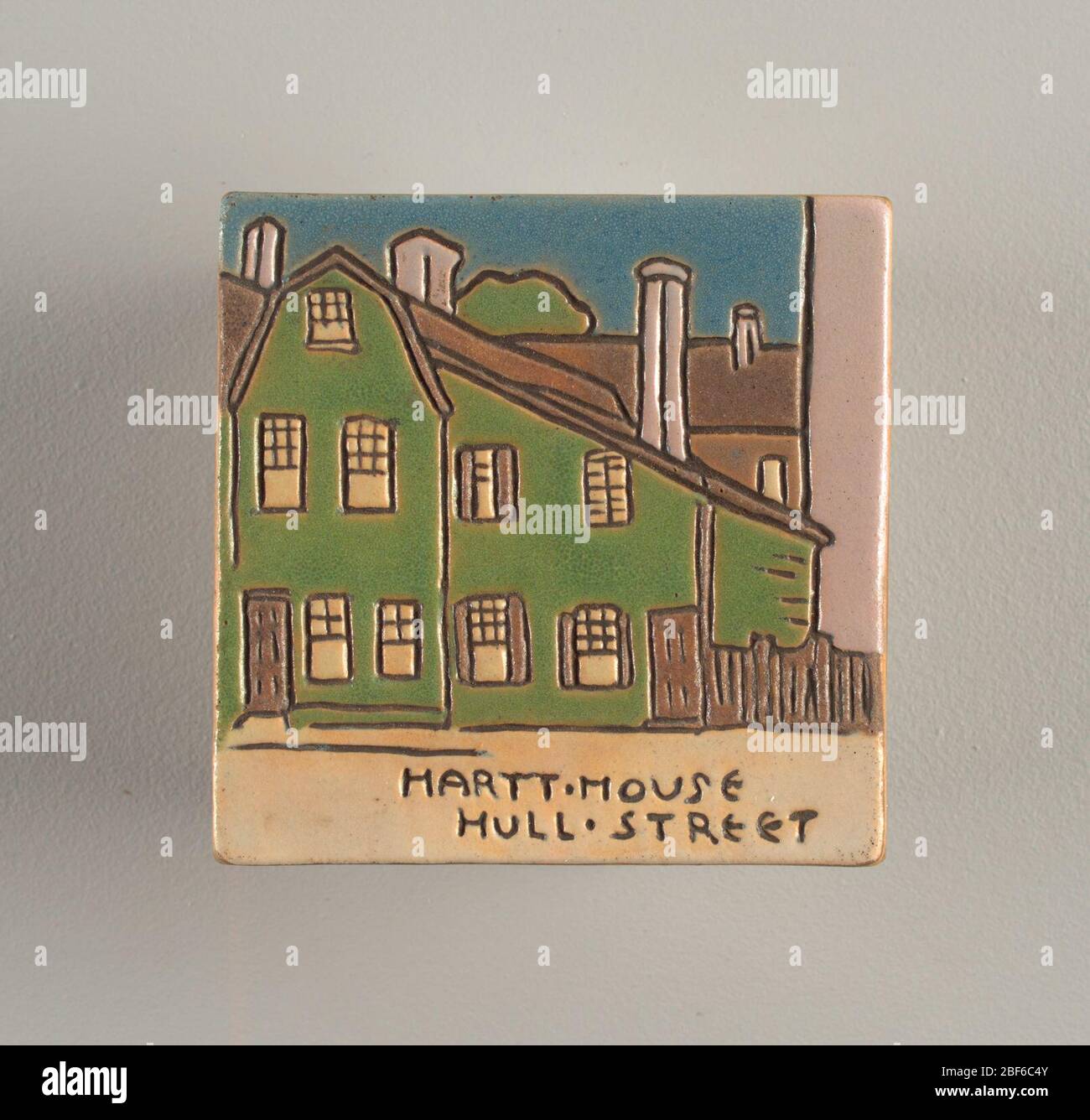 Mosaïque. Carrelage glacé représentant une maison verte de trois étages dans un quartier. Sous l'image, on dit: 'Hartt House Hull Street'. Banque D'Images